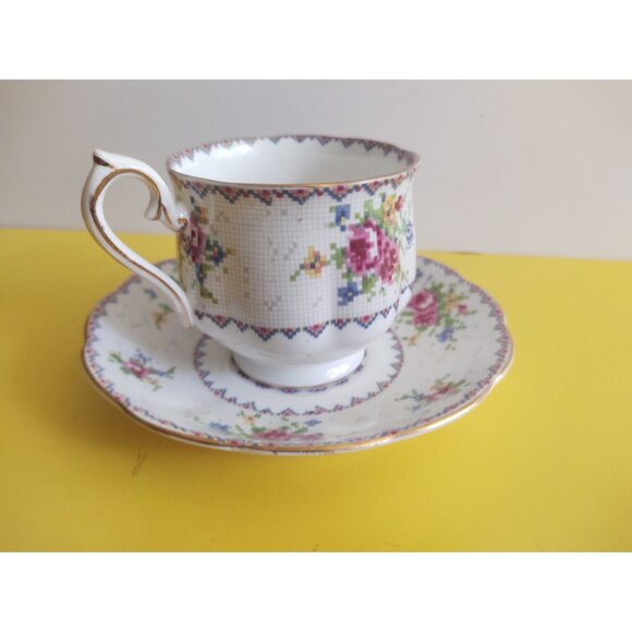 VINTAGE ROYAL ALBERT "Petit Point China" TEACUP & SAUCER SET  ENGLAND - Picture 6 of 14